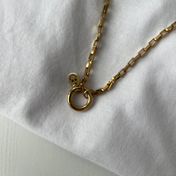 Lange vergoldete Gliederkette